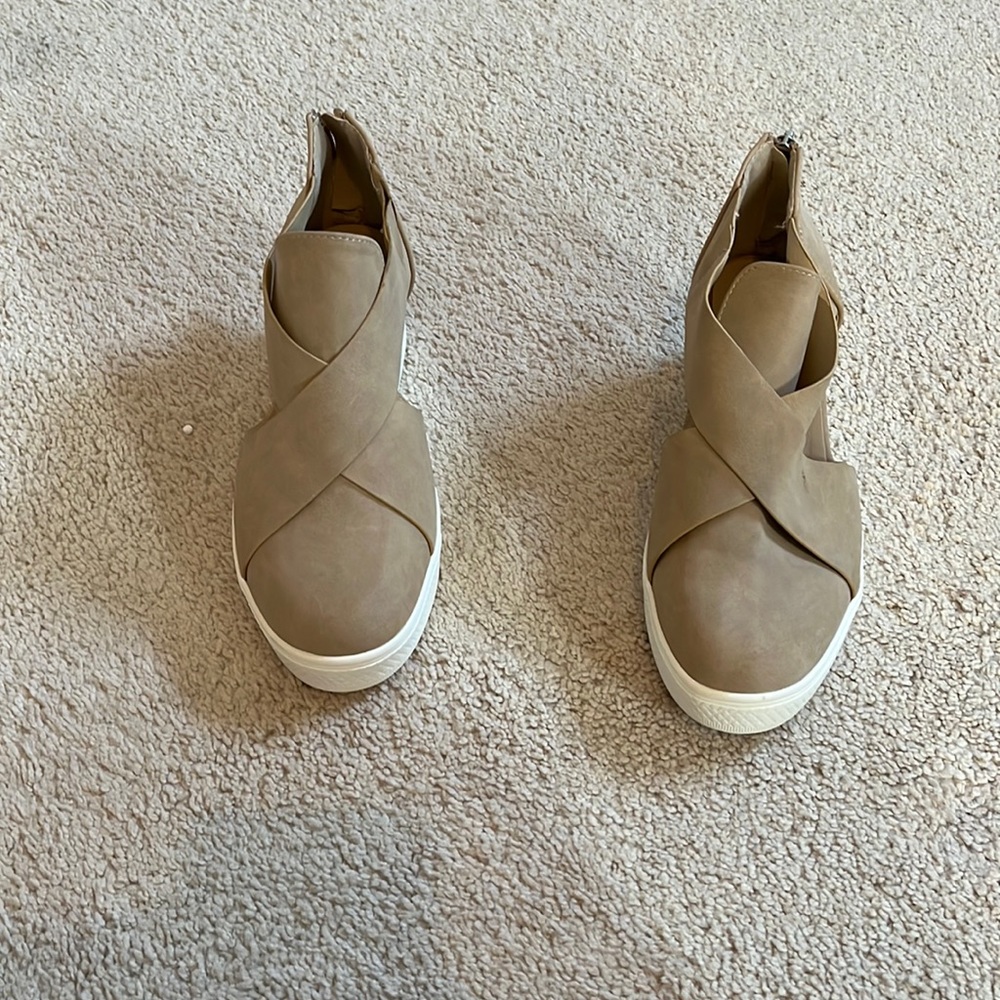 Sneaker shoe size 8